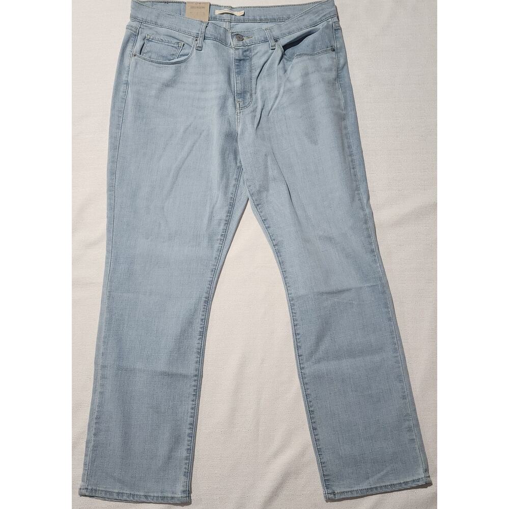 Levi's classic straight women's waist 33'' length 28''